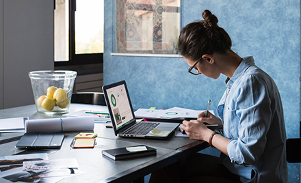 Image of a worker using Office 365 on her Mac