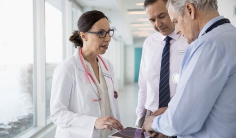 Doctors disussing