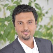 Mert Oezの肖像
