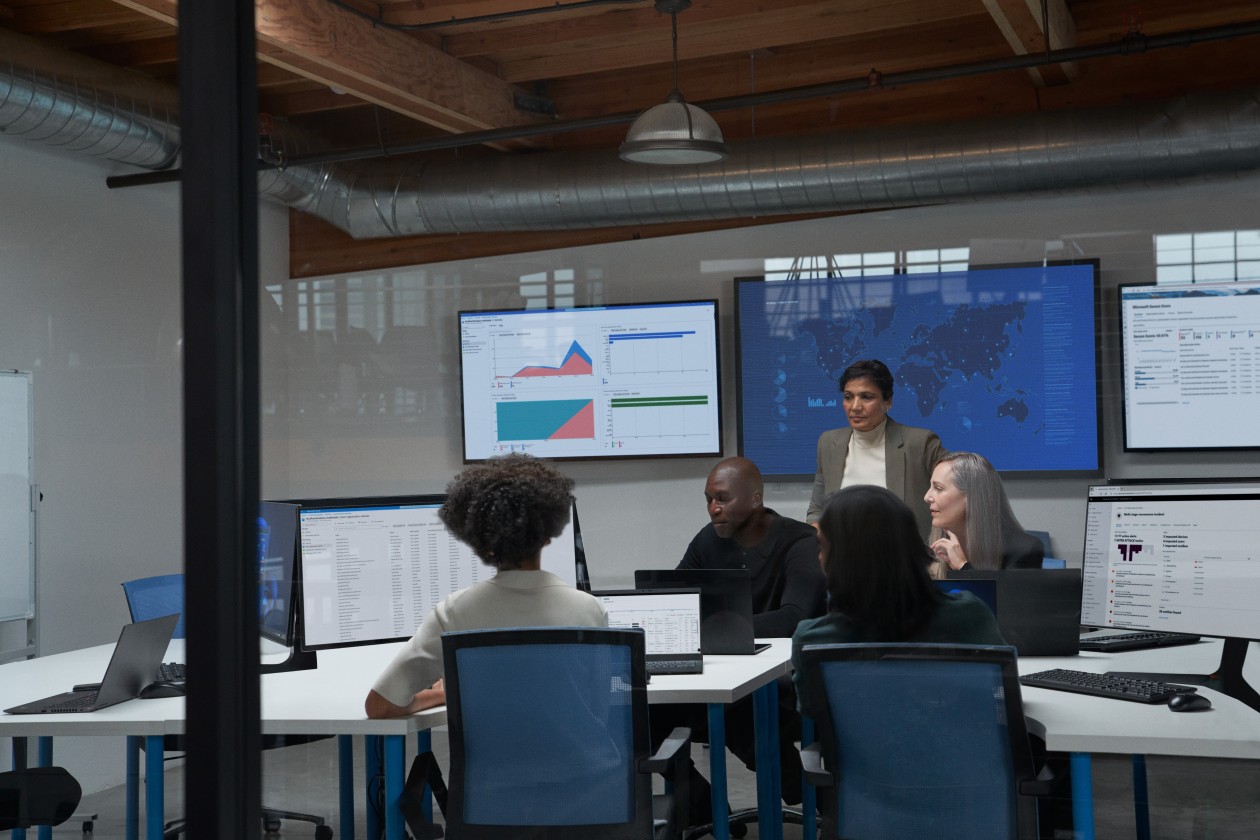 CISO (chief information security officer) collaborating with practitioners in a security operations center