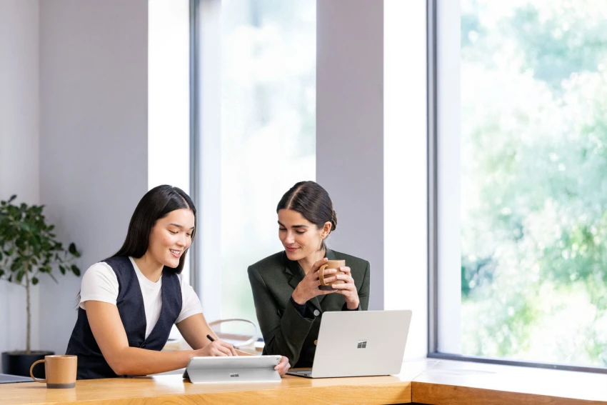 Photograph of two female personas sitting at a cafe counter